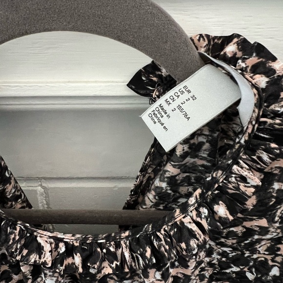 H&M patterned sleeveless blouse - Picture 2 of 2